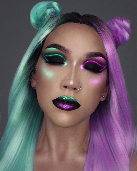 Chica usando un maquillaje de colores neòn 