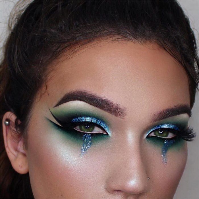 Chica crea impresionantes combinaciones de maquillaje en tonos azules 