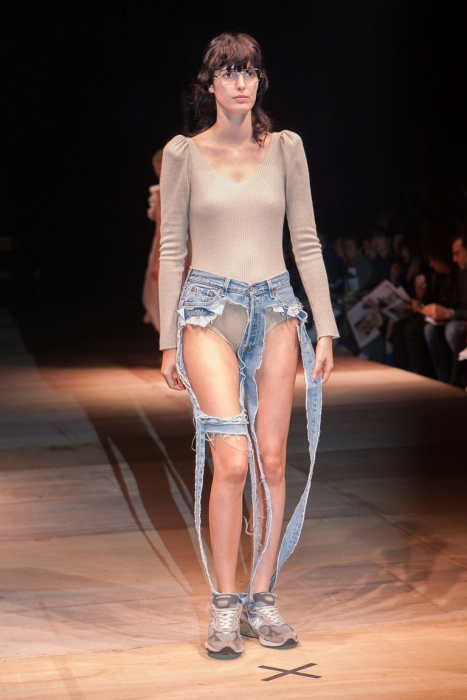 Presentan en pasarelas de moda los nuevos jeans de tanga 