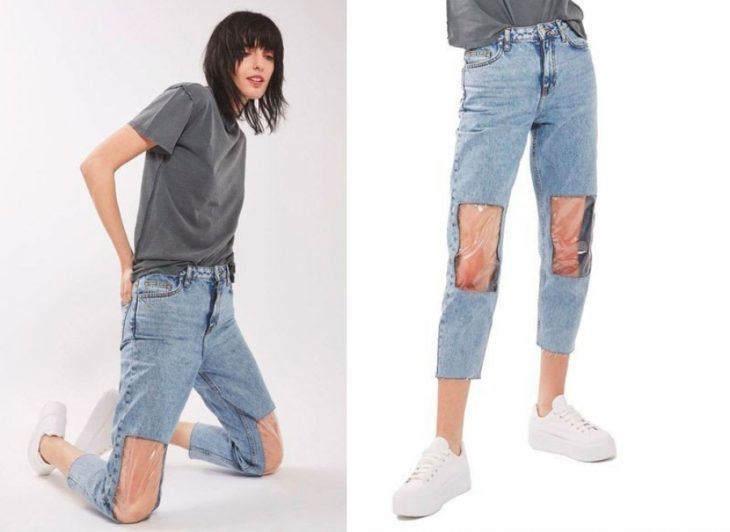 Chica usando unos jeans con plástico en las rodillas 