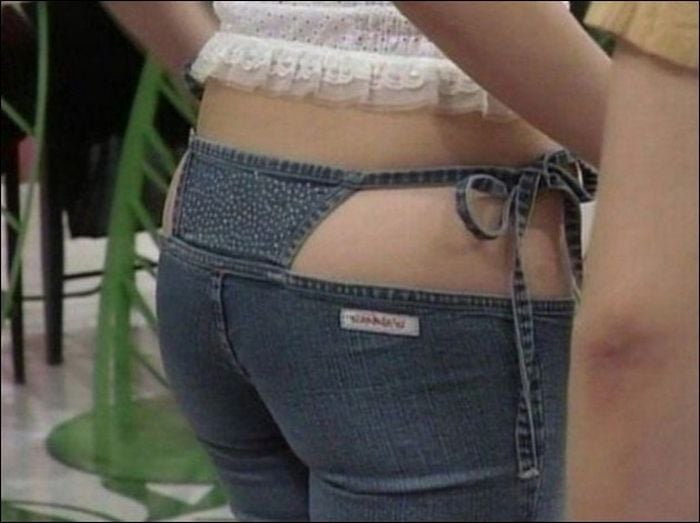 Chica usando unos jeans en forma de tanga 