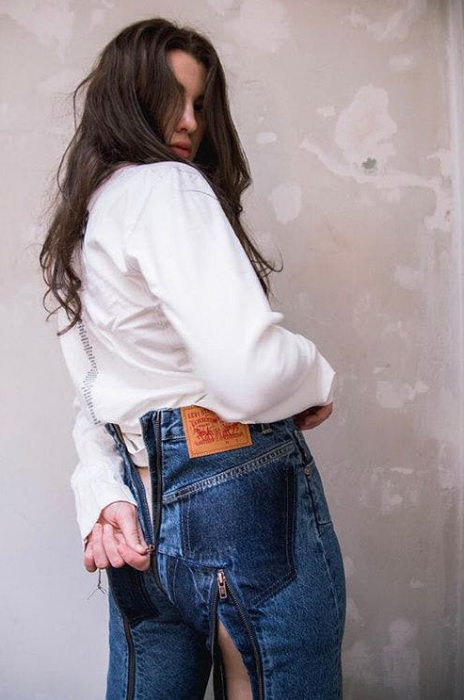 Chica usando jeans con cremayera en el trasero 