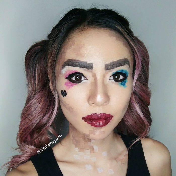 Chica con maquillaje de píxeles para halooween 