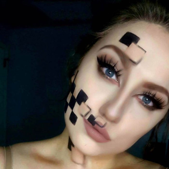 Chica con maquillaje de píxeles para halooween 