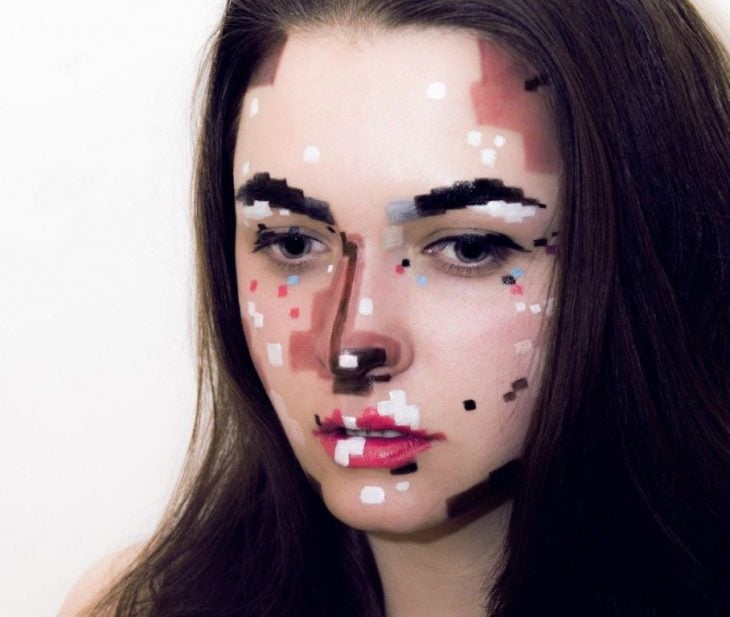 Chica con maquillaje de píxeles para halooween 