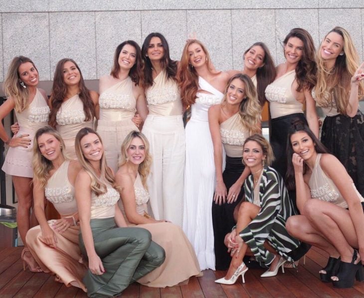 Modelo brasileña luciendo un vestido de novia en su despedida de soltera 