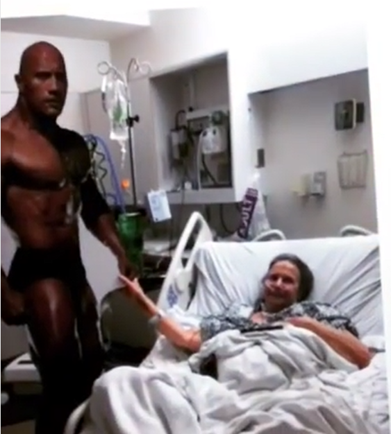 Abuela con cáncer que tiene un poster de the rock a un lado de su cama de hospital 
