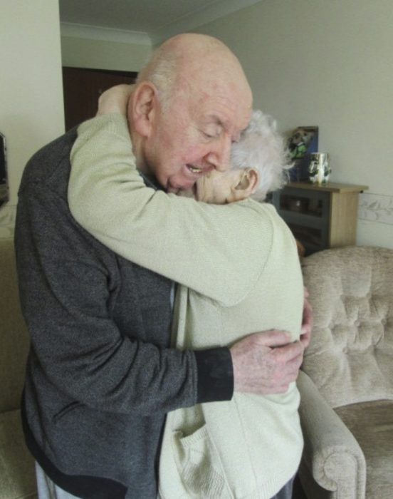 Mujer que se mudó a un asilo para vivir junto a su hijo de 80 años 