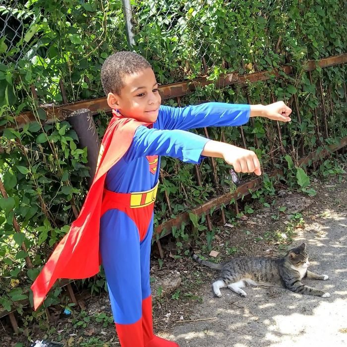 niño vestido de superman 