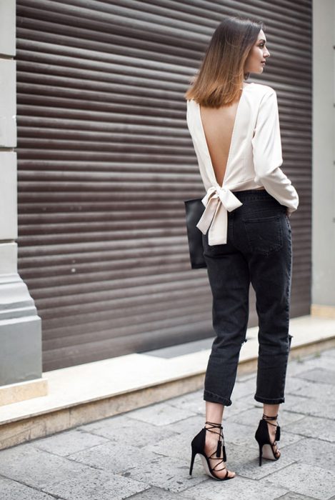 Chica usando una blusa blanca con escote en la espalda 