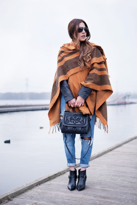 Outfits inspiración para usar un poncho en invierno 