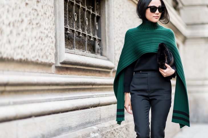 Outfits inspiración para usar un poncho en invierno 