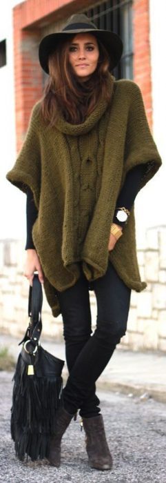 mujer con poncho verde y sombrero boho 