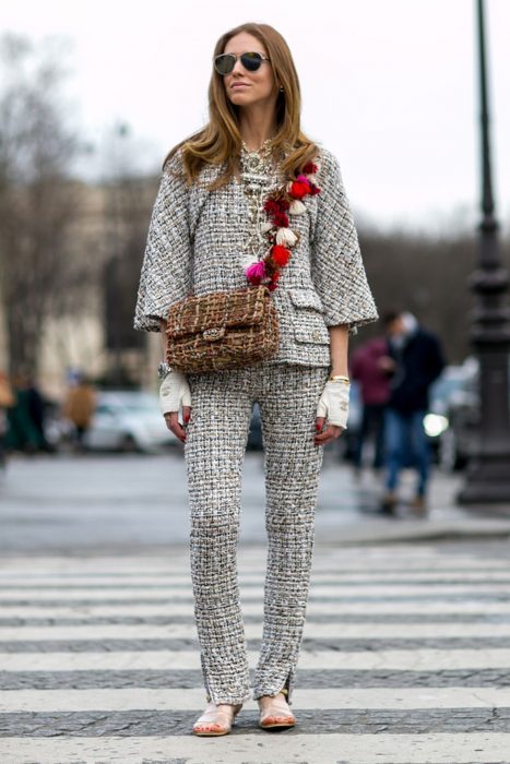 Chica vistiendo un traje de chanel 