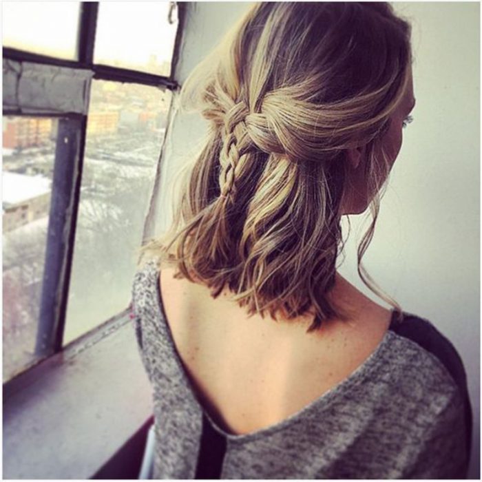 chica con trenza en forma de palmera 