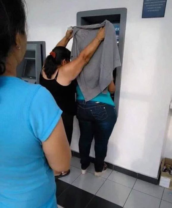 Meme mujer protegiendo a otra en un cajero automático 