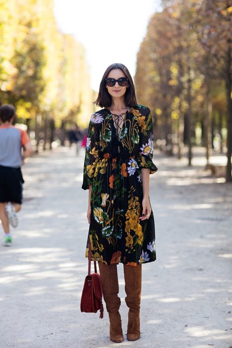 Chica usando un vestido con estampados florales 