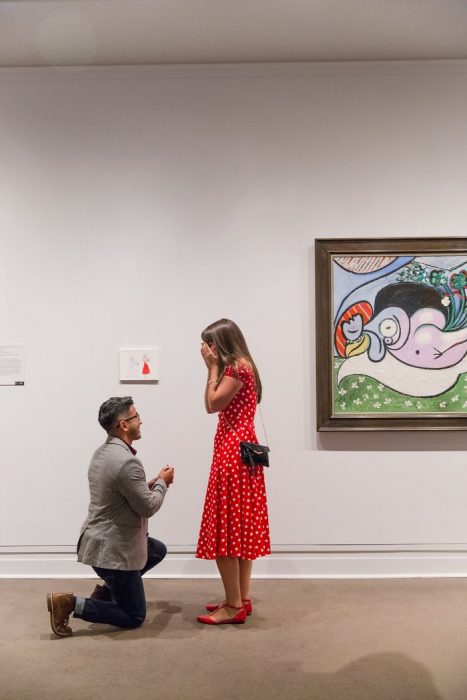 Chico le propuso matrimonio a su chica con un dibujo en el museo de nueva york 