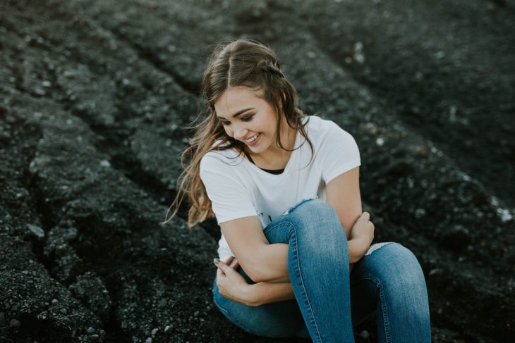 chica sonriendo feliz