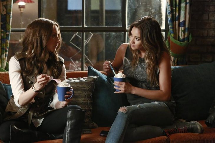 CHICAS COMIENDO CAFÉ