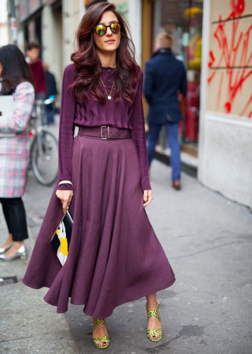 Chica usando un look monocromatico en morado con zapatos verde limón 