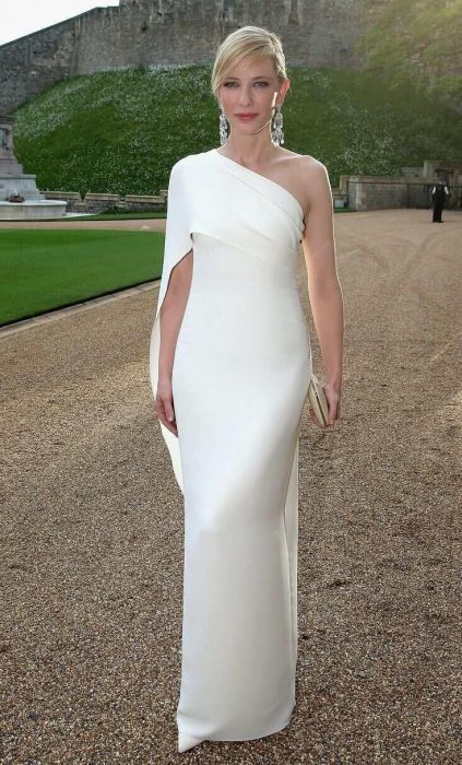 MUJER USANDO UN VESTIDO BLANCO CON BOLSA DE MANO 