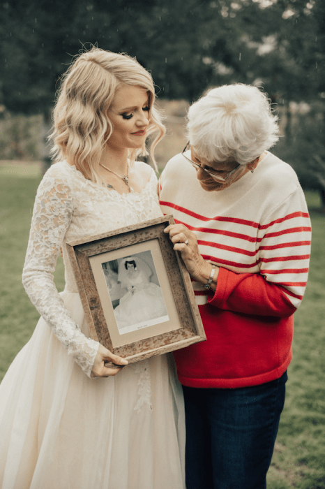 chicas mirando una fotografía 