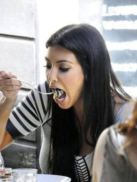 chica comiendo con la boca abierta