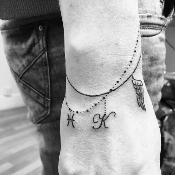 Tatuajes con iniciales que puedes hacerte con tu pareja 