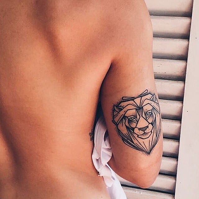 tatuaje de león en el antebrazo