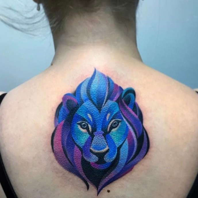 tatuaje de león de colores 