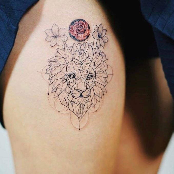 tatuaje de león con flores 