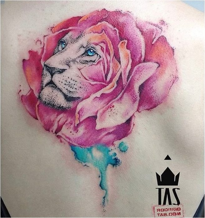 tatuaje de león con cara de rosa