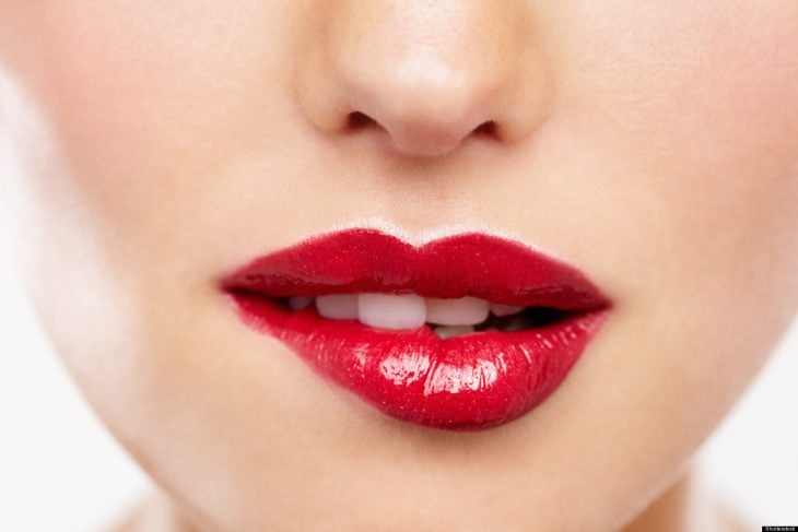 labios maquillados de rojo 