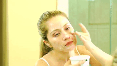 GIF Chica usando una crema 