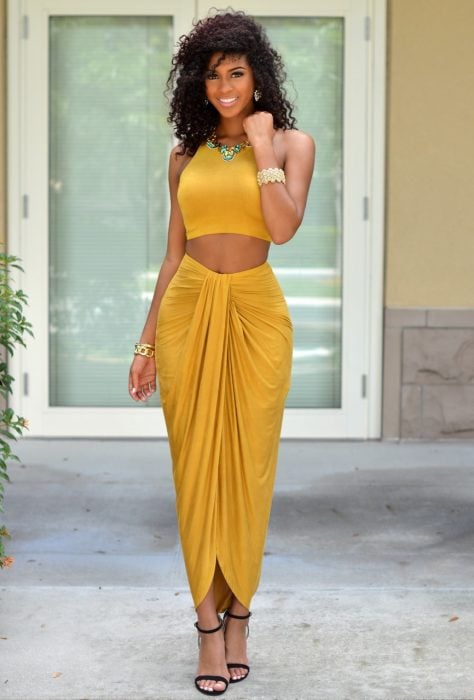 Chica usando una falda y crop top color amarillo mostaza 