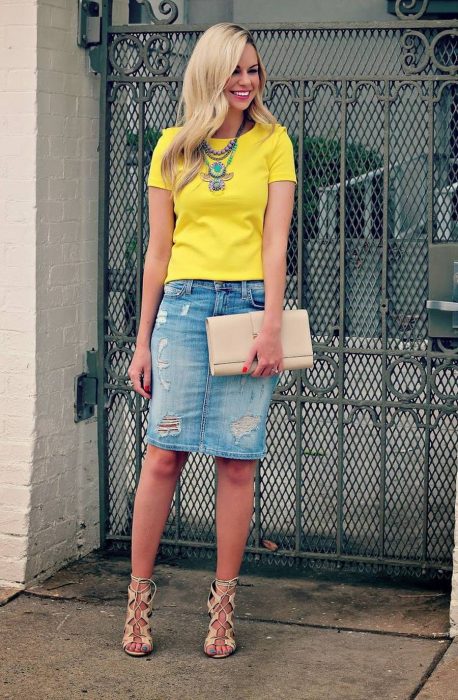 Chica usando un outfit de color amarillo con una falda de mezclilla