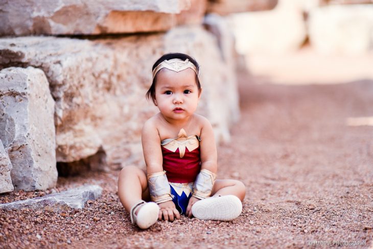 niña vestida de Mujer Maravilla