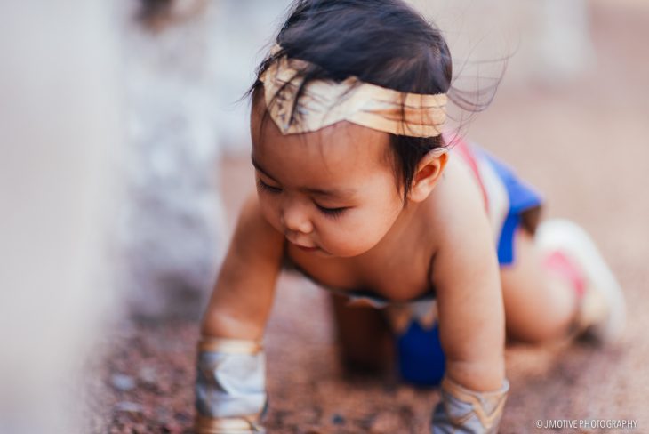 niña vestida de Mujer Maravilla