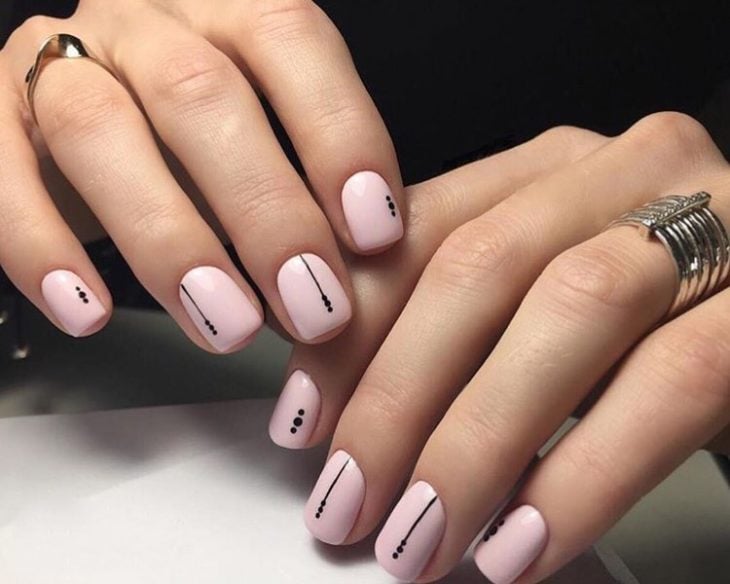 Uñas con diseños minimalistas 