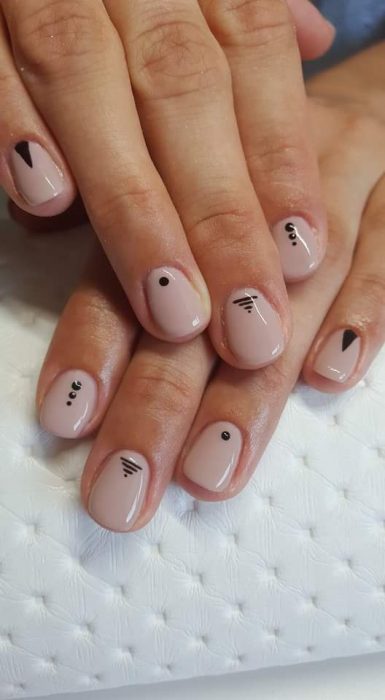 Uñas con diseños minimalistas 