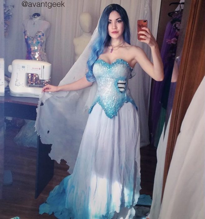 Diseñadora que hace vestidos de cosplay fantásticos 