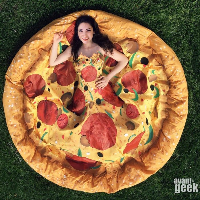 Diseñadora que hace vestidos de pizzas