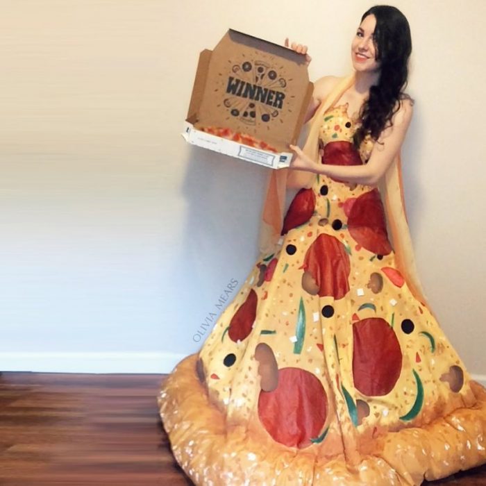 Diseñadora que hace vestidos de pizzas