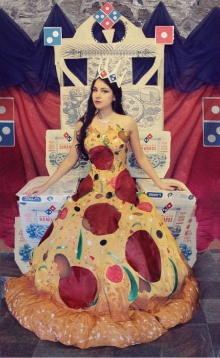 Diseñadora que hace vestidos de pizzas