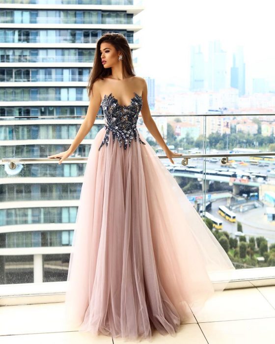 Chica con un vestido rosa de xv años posando para una foto 