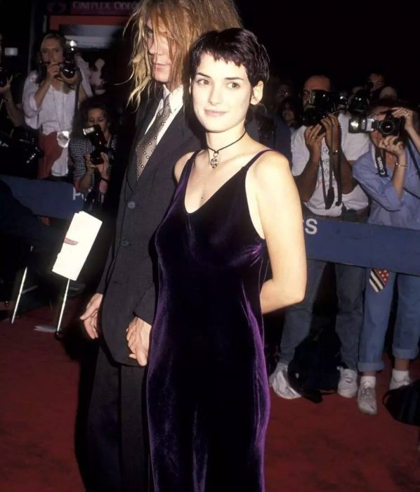 mujer con cabello corto y vestido de terciopelo 