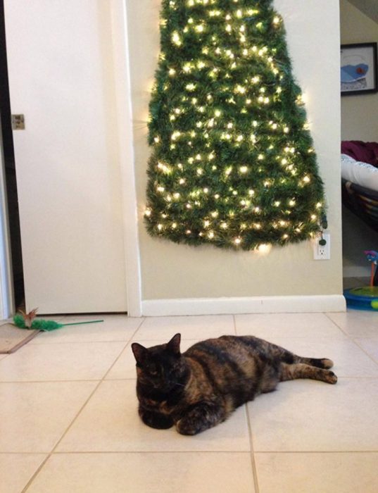 arbol de navidad pegado en la pared 