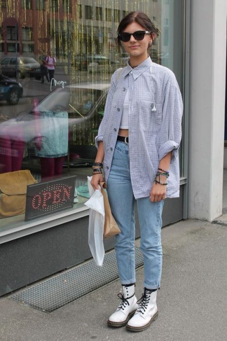 Chica usando unas botas blancas para el invierno 