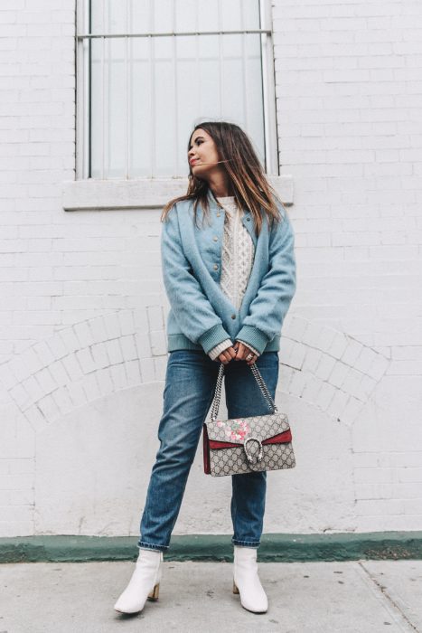 Chica usando unas botas blancas para el invierno 